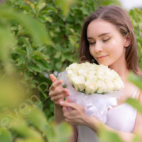 Композиція з білими трояндами