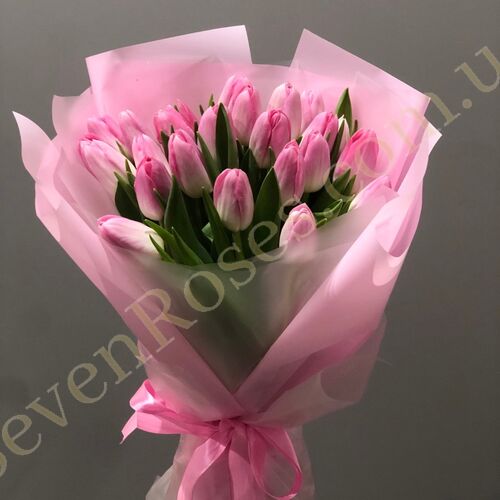Букет из 23 нежнорозовых тюльпанов в розовой упаковке